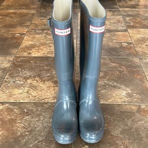 Gray women’s Hunter rain boots. Size 7